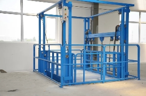 Hydraulic vertical stationary lead rail electric platform lifts for cargo in warehouse