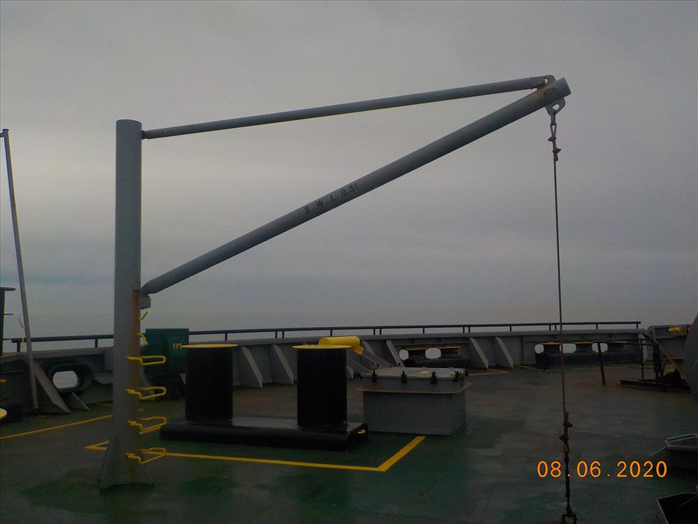 Davit crane as stationary, on the quay, for lifting my boat3.JPG
