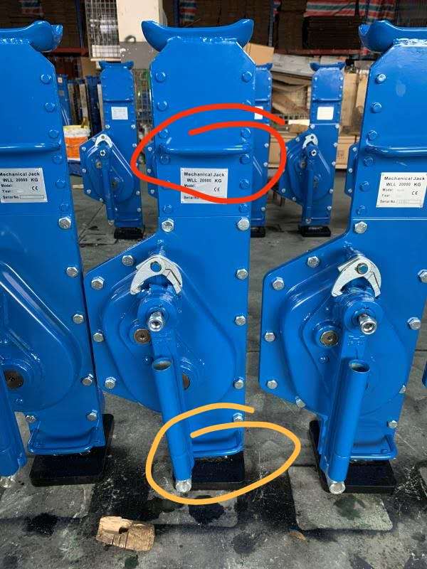 Two knobs on mechanical jack for moving easily.jpg