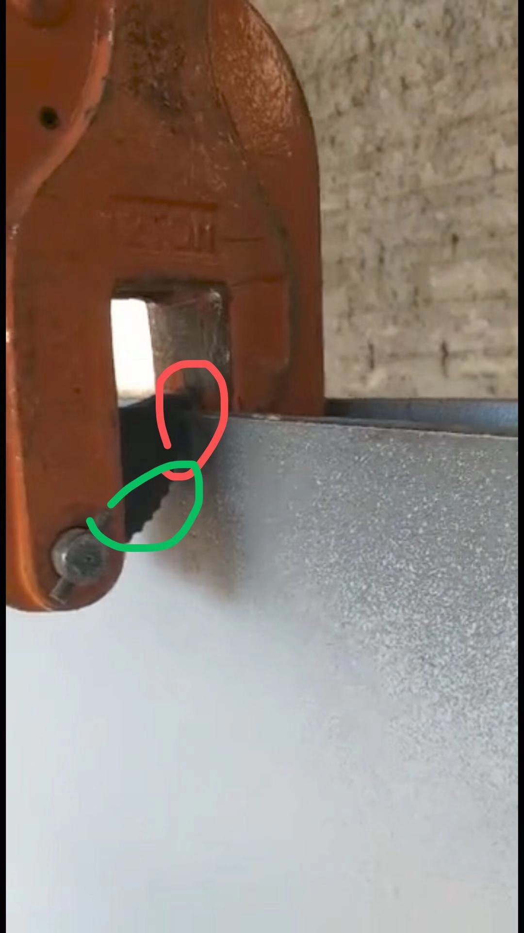 Look at my red circle. Only the tip of the tooth can clamp the plate. The rest of the teeth under the green circle can’t clamp. The problem is here.jpg