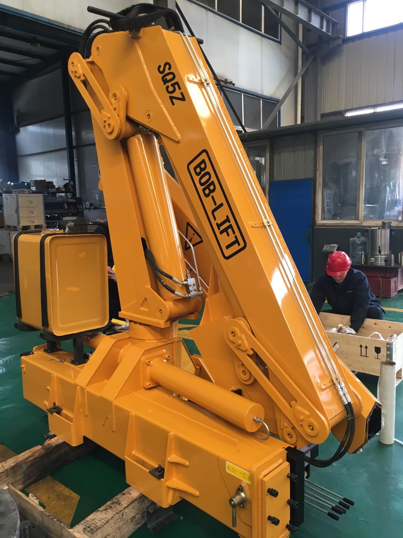 5ton capacity Hand Hydraulic Foldable Floor Crane which is installed in the truck-1.jpg