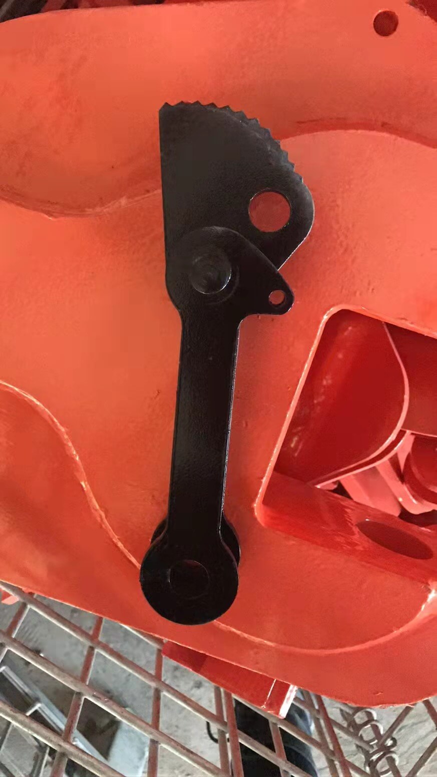 red circled part of lifting clamp – vertical-2.jpg
