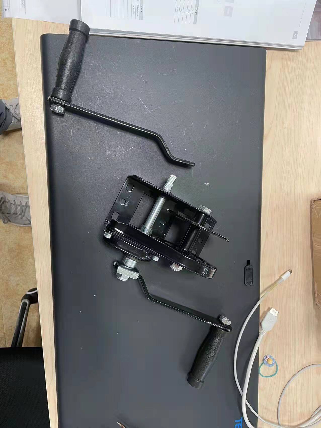 Sample of 800lb double handle manual winch in black color received but missing components to fit the second handle.jpg