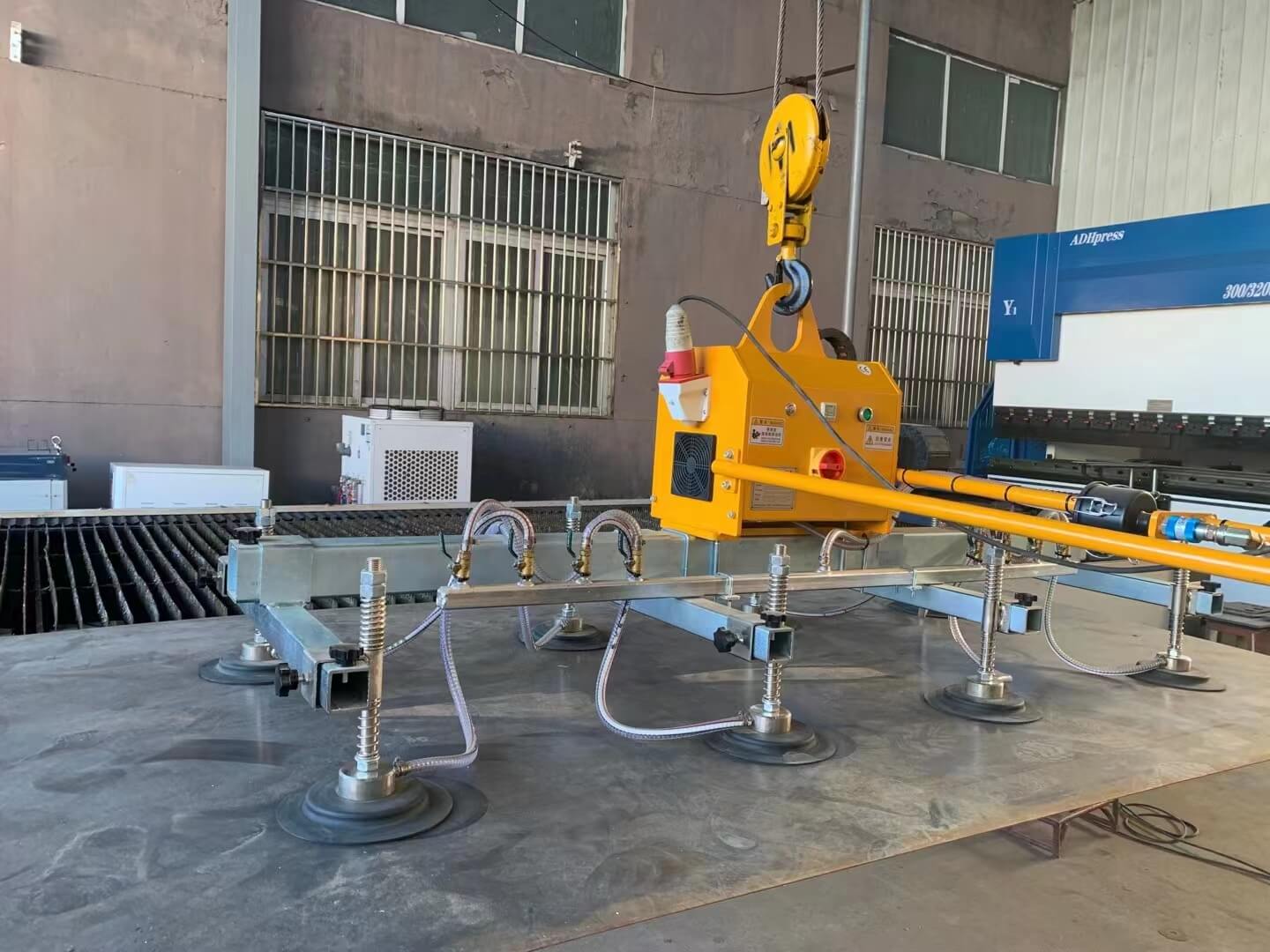 Vacuum lifter for metal sheets with an approximate weight of 400 kg made in china-2.jpg