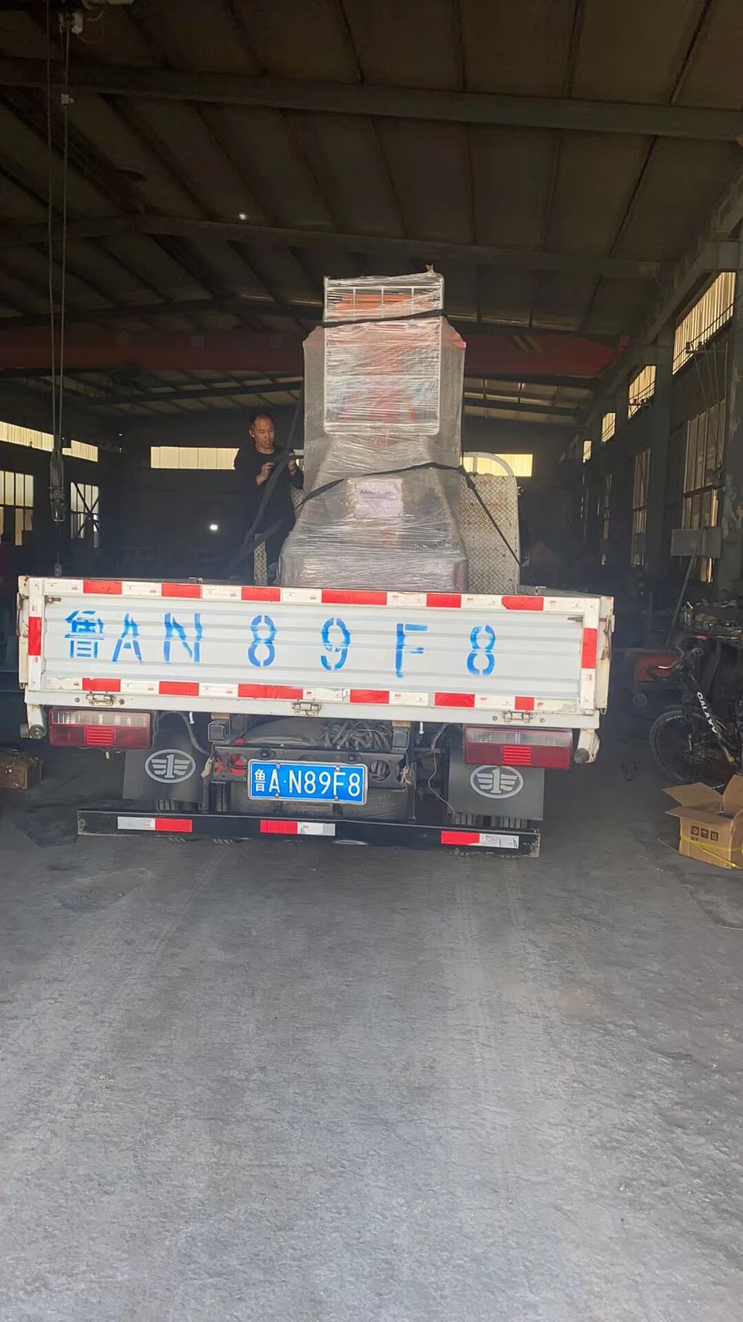 Single ladder hydraulic telescopic cylinder lift  Film wrapped and delivered-4.jpg